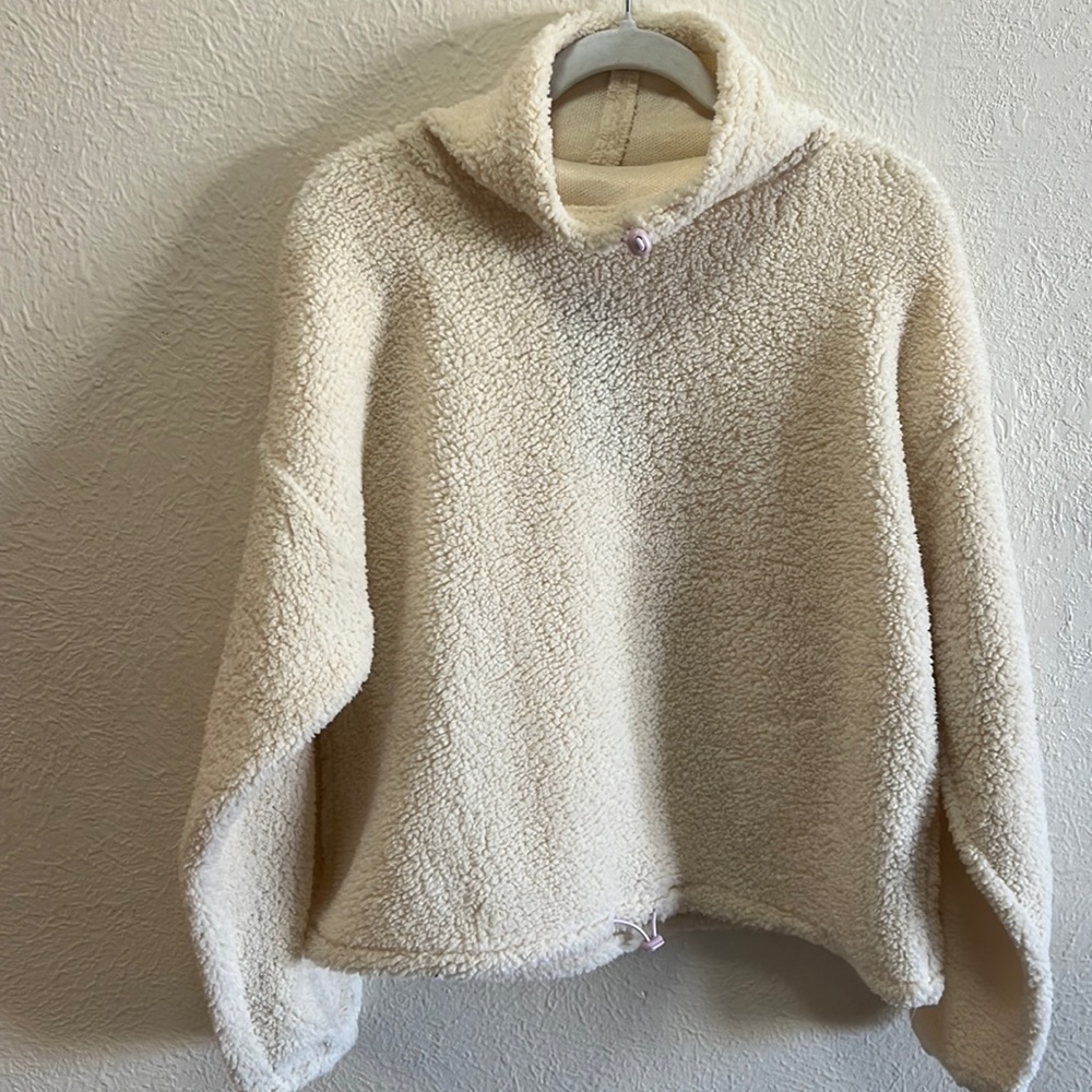 SOLD 💕NWT oversized Levis high neck Sherpa M/L